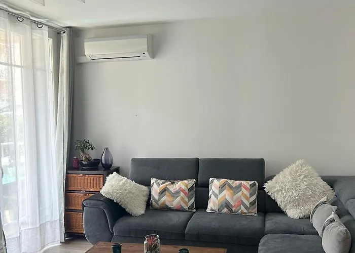 Cozy Apartment With Parking 5 Min From Downtown