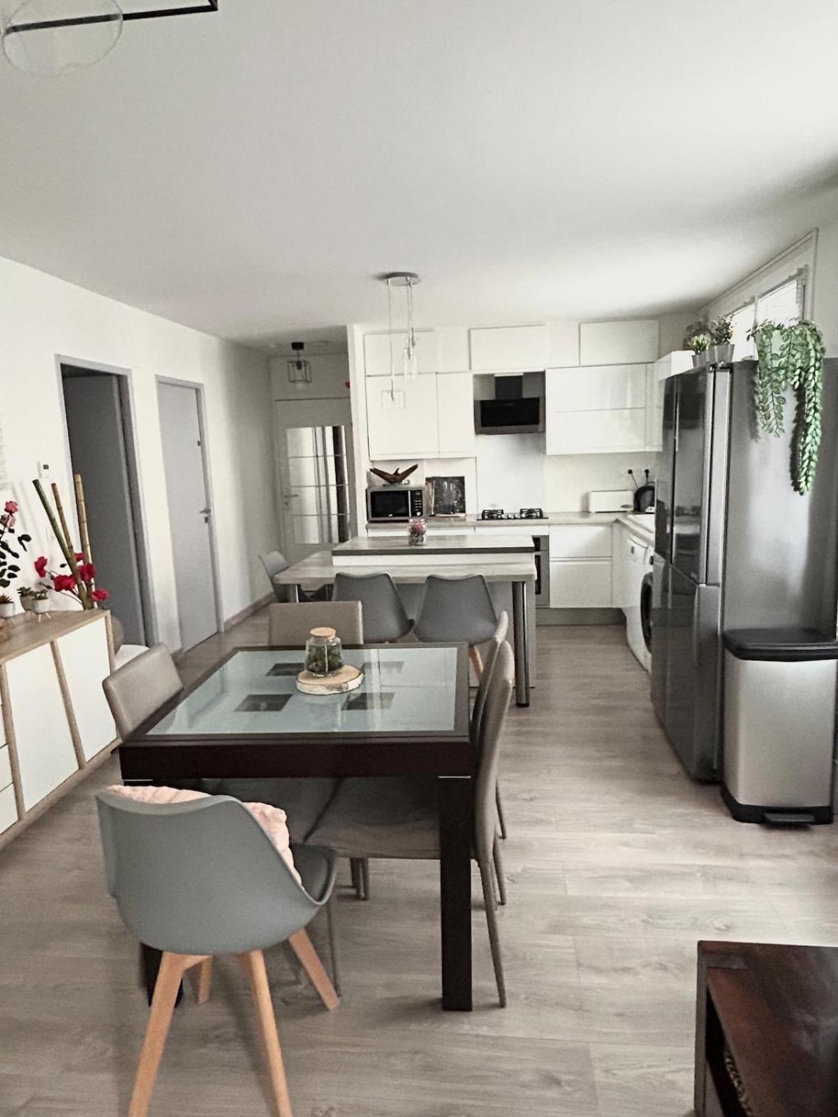 Cozy With Parking 5 Min From Downtown