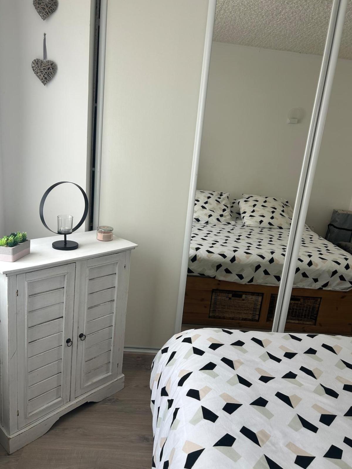 Cozy With Parking 5 Min From Downtown Appartement
