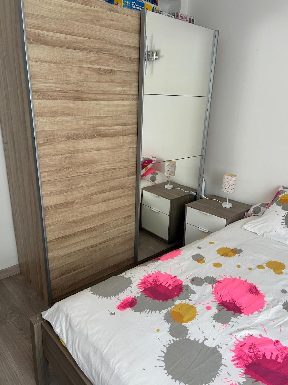 Cozy With Parking 5 Min From Downtown *